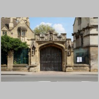Oxford Magdalen College Gate, photo by Motacilla on Wikipedia.jpg